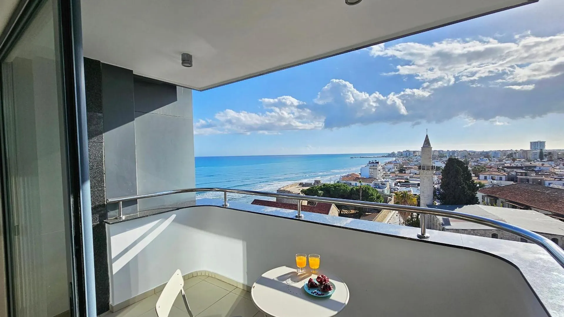 Dios Ponte Finikoudes Beachfront Larnaca Holiday home