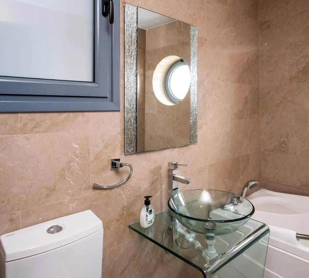 Holiday home Dios Ponte Finikoudes Beachfront Larnaca