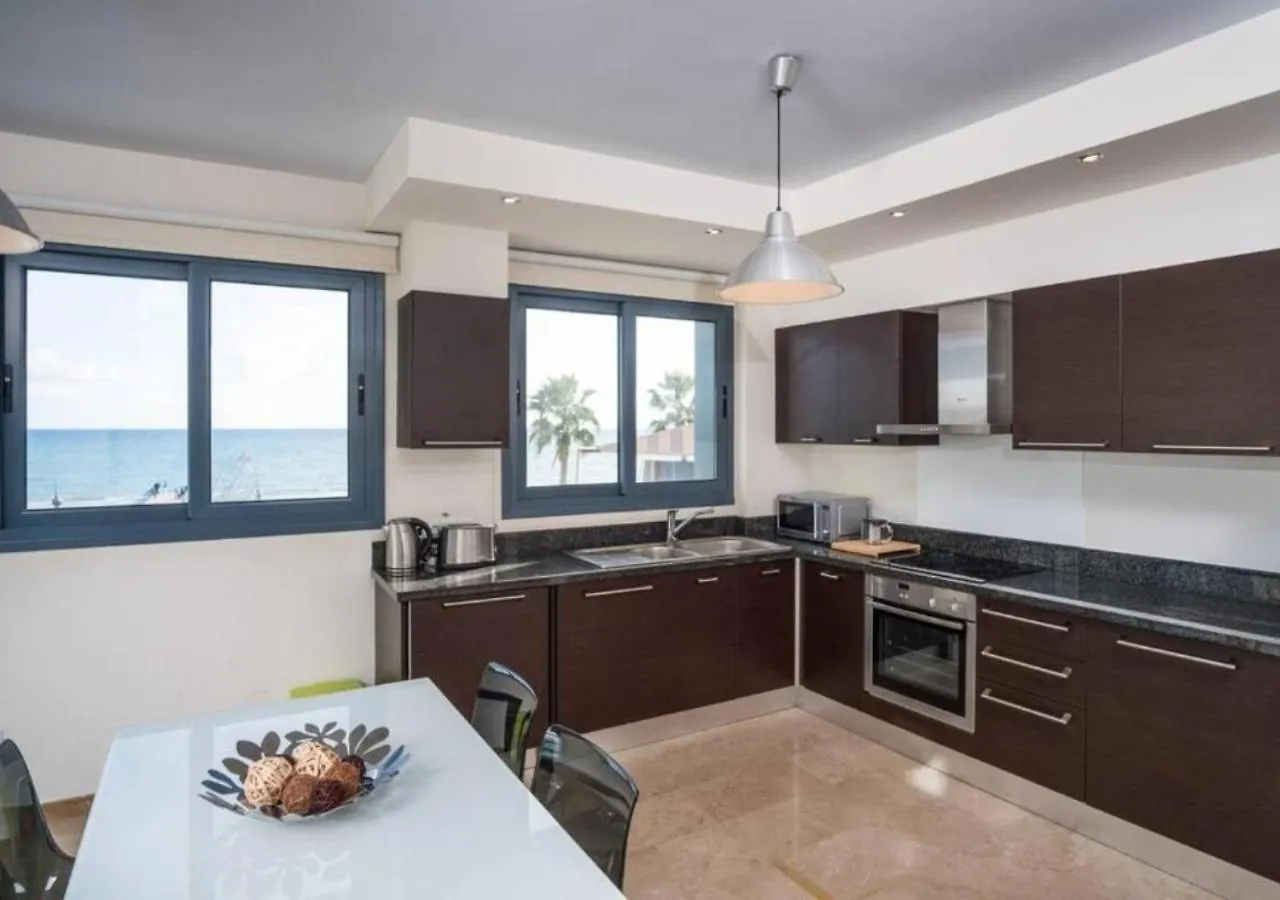 Dios Ponte Finikoudes Beachfront Larnaca 0*,