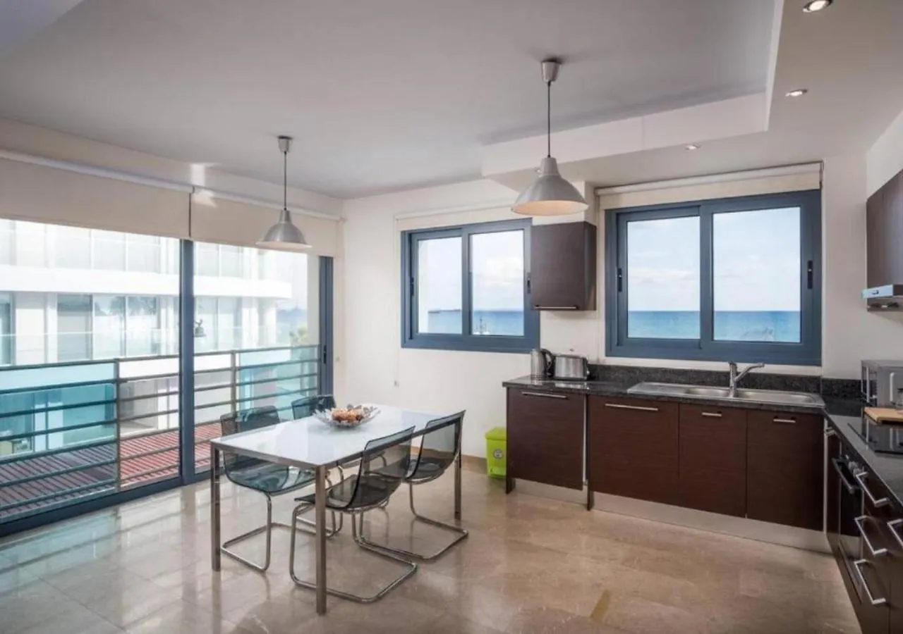 Case de vacanță Dios Ponte Finikoudes Beachfront Larnaca