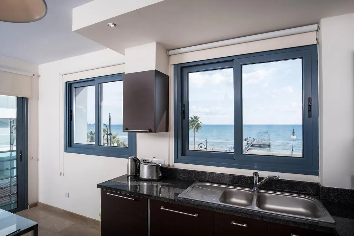 Case de vacanță Dios Ponte Finikoudes Beachfront Larnaca